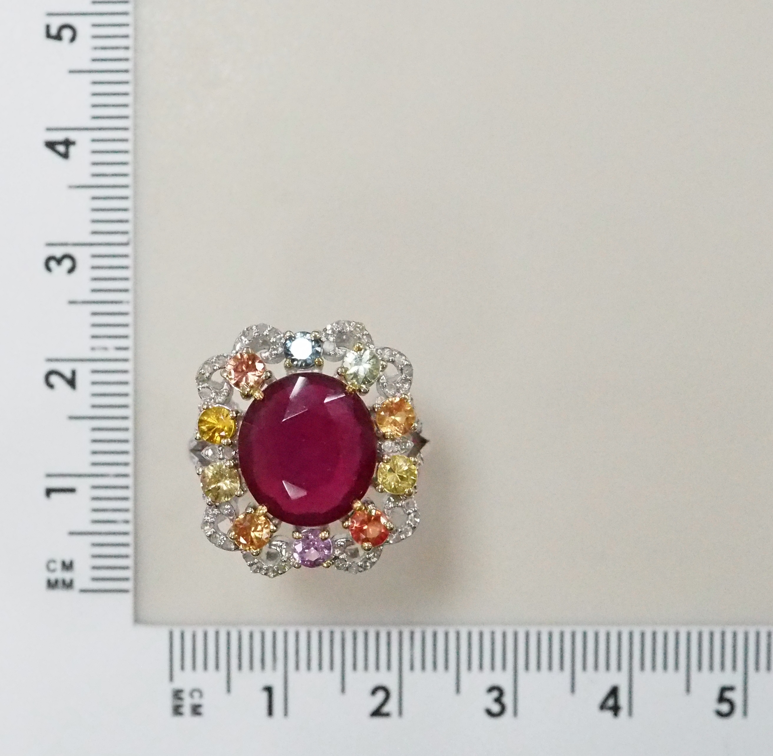 Серебряное кольцо 925 пробы; вставки 1 Рубин 5,4ct F/2; 10 Сапфир мульти 1,36ct; 60 Бр.НВО-Роза 0,2ct 3/8;